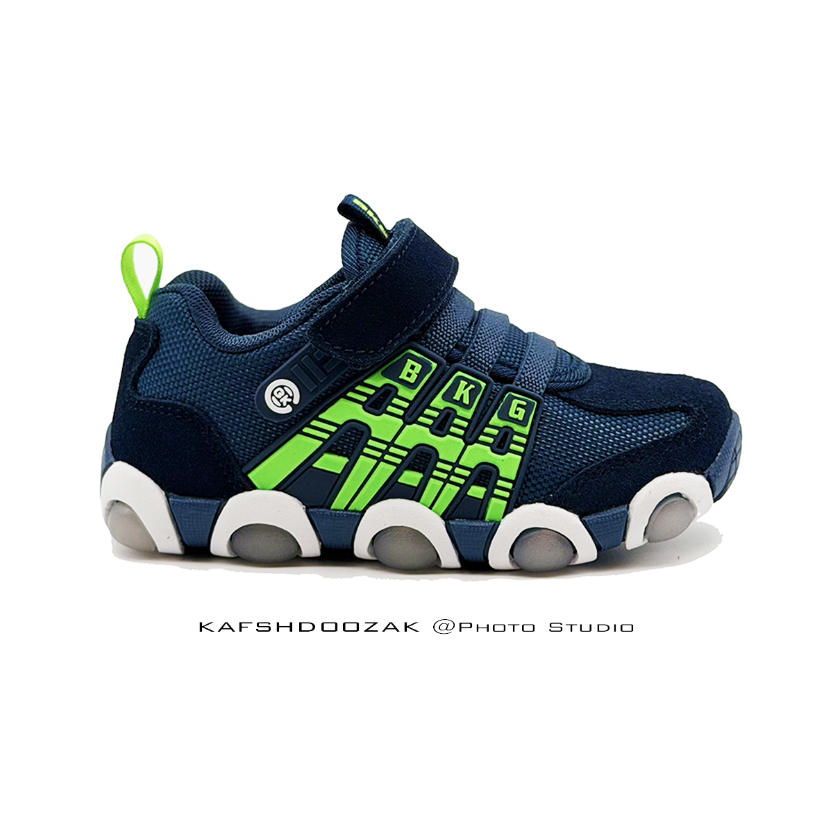 kafsh-sport-pesarane-sormei-bkg25719-1 کفش بچگانه چراغدار سرمه ای سبک |برند BKG مدل ZYQ25719 | اورجینال - Image 1